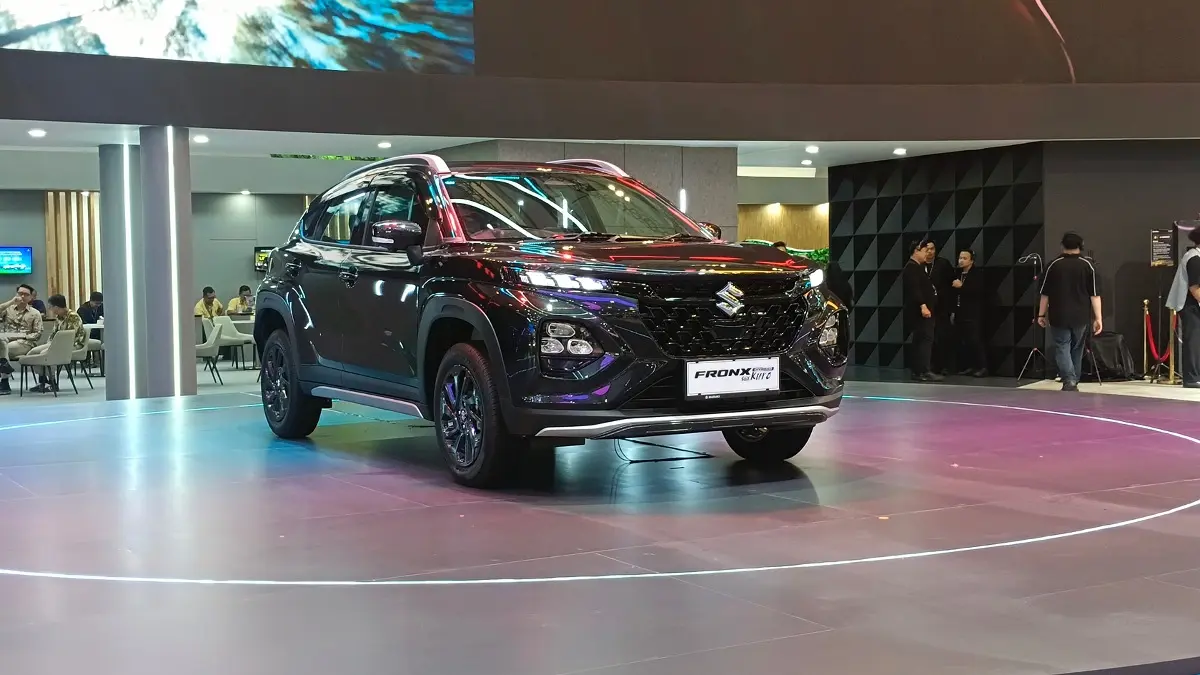 Suzuki Fronx SGX Hybrid Kuro resmi diperkenalkan di GIIAS 2026 sebagai varian flagship terbaru dengan tampilan serba hitam dan fitur DVR. (Foto: Delis/KP) 