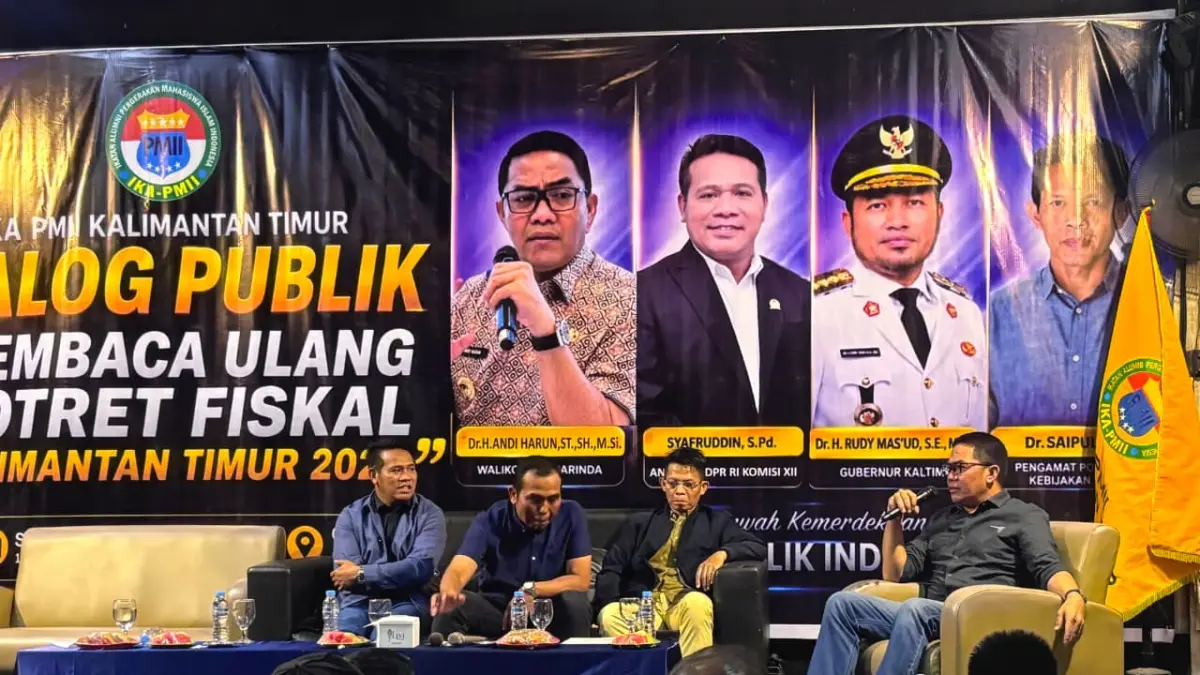 TEKANAN: Wali Kota Samarinda Andi Harun menjadi pembicara dalam dialog publik "Membaca Ulang Potret Fiskal Kalimantan Timur 2027" di Cafe Bagios, Sabtu (1/8). HAFIZ/KP