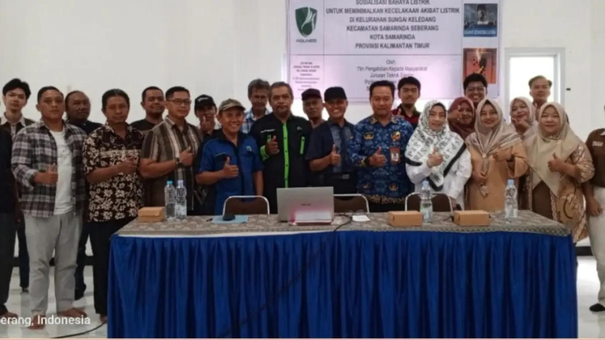 Tim dosen dari Jurusan Teknik Elektro Polnes setelah sosialisasi bahaya listrik bagi warga Sungai Keledang, Samarinda. (FOTO AKBAR/KP)