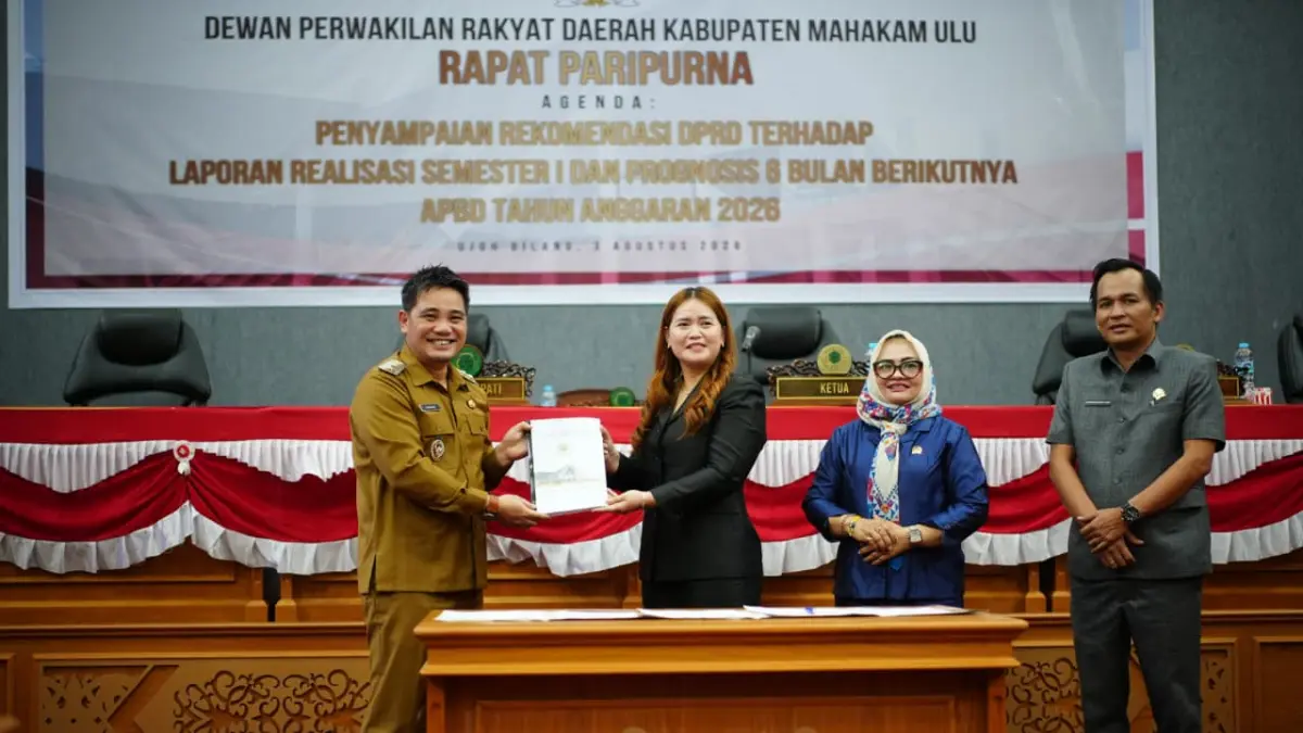 Wakil Bupati Mahulu Suhuk (kiri) serah terima berita acara dengan Ketua DPRD Mahulu Devung Paran usai rapat paripurna di Gedung DPRD, Senin (3/8). (JODY KRISTIANTO/KP)