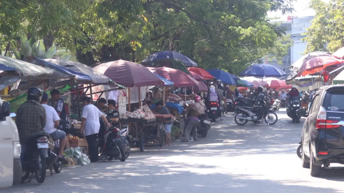 SEMRAWUT: Pedagang Kaki Lima (PKL) tampak masih menggelar lapak di area bahu jalan dan trotoar kawasan Pasar Pandansari, Balikpapan Barat. Sekretaris Komisi II DPRD Balikpapan, Taufik Qul Rahman, menilai penertiban PKL oleh Satpol PP belum efektif meskipun sudah berulang kali dilakukan dan menelan anggaran daerah.