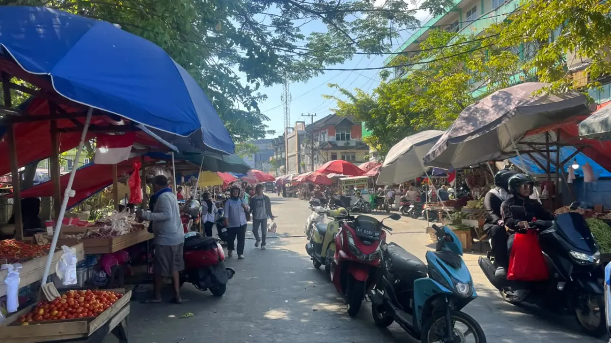 BANDEL: Sejumlah lapak pedagang kaki lima di area trotoar Pasar Pandansari Balikpapan. Pemkot Balikpapan mengimbau seluruh pedagang untuk kembali mengisi lapak resmi di dalam pasar sesuai zonasi yang telah ditentukan.