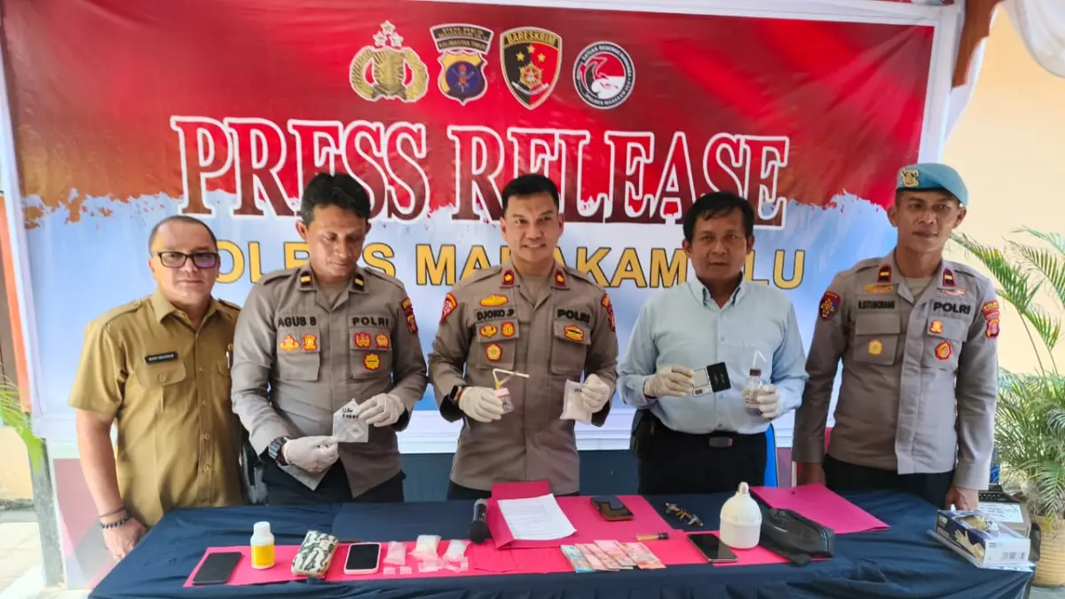 BONGKAR MODUS : Wakapolres Mahakam Ulu Kompol Djoko Purwanto (tengah) didampingi jajaran Satresnarkoba saat menyampaikan rilis hasil pengungkapan kasus Operasi Antik Mahakam 2026 di Mako Polres Mahulu, Ujoh Bilang, Selasa (4/8/2026)