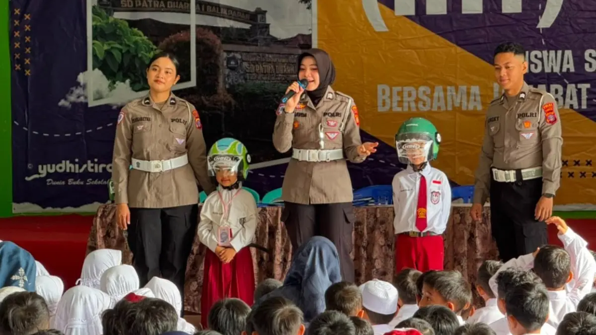 EDUKASI: Personel Subdit Kamsel Ditlantas Polda Kaltim beri edukasi sejak dini murid SD terkait keamanan dan keselamatan berlalu lintas.