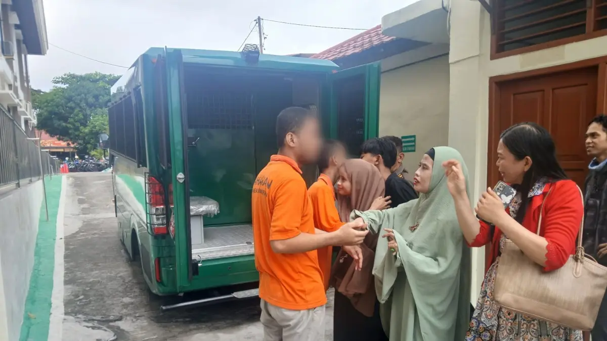&nbsp;

KASUS LANGKA: Dua terdakwa penyandang disabilitas tunarungu dan tunawicara berjalan menuju mobil tahanan usai menjalani sidang pembacaan tuntutan di Pengadilan Negeri Balikpapan, Selasa (4/8). (Foto M Taufik) 