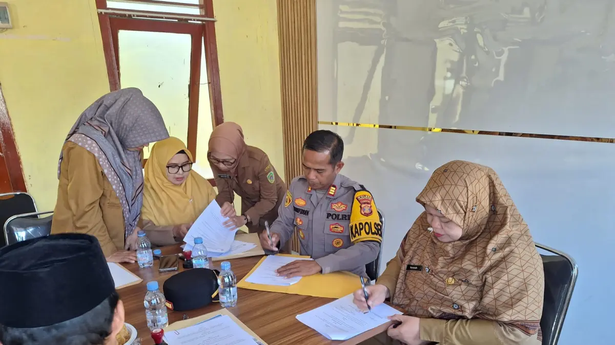 KERJASAMA: Polsek Sepaku, Polres PPU, meneken kerjasama dengan SD Gugus III dan IV untuk cegah perundungan dan bina karakter murid sejak dini.(Dok.Humas Polres PPU)