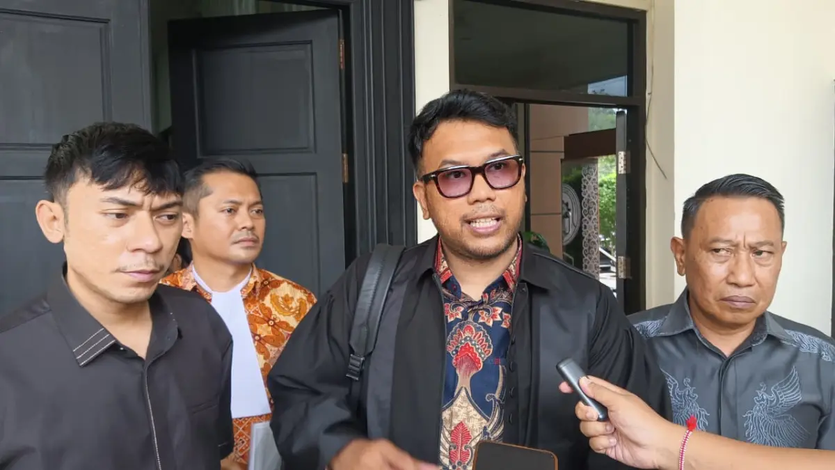 Kuasa hukum Danny Aswin, Muhammad Anzar Latifansyah (tengah). (Bayu/KP)