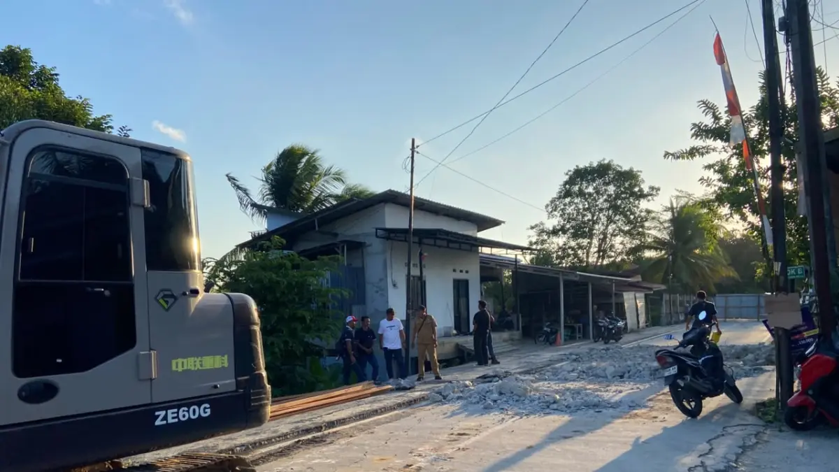 PERBAIKAN: Perbaikan akses Jalan Padat Karya KM 8 sudah dimulai hingga tiga bulan ke depan. (AINUR/KP)