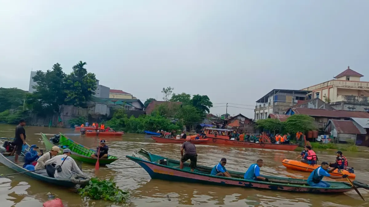 Petugas DLH Samarinda bersama komunitas saat melakukan aksi pembersihan sungai. Fenomena kemarau dan El Nino yang memicu penurunan debit air Sungai Mahakam membuat tumpukan sampah makin terlihat. (HAFIZ/KP)