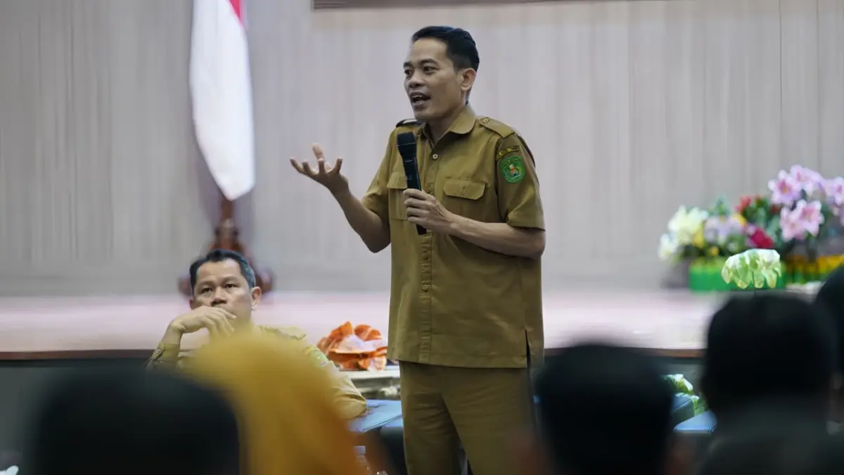 PROGRAM PRIORITAS: Asisten Pemkesra Setkab Kutim Trisno memimpin rapat evaluasi Bankeususdes 2026 di Ruang Meranti, Kantor Bupati Kutim, Selasa (4/8). Rapat membahas penyempurnaan Perbup serta penajaman prioritas penggunaan dana RT. IST/KP