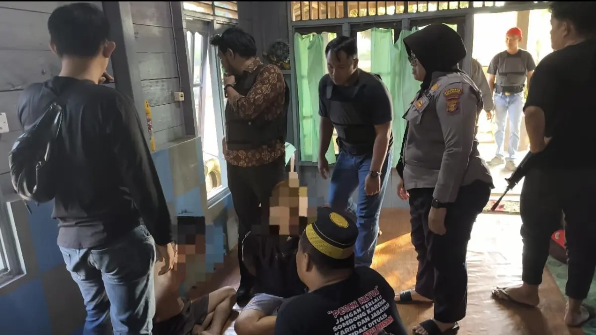 PROSES HUKUM: Pelaku penyalahgunaan narkotika saat diringkus polisi akhir pekan lalu.&nbsp;