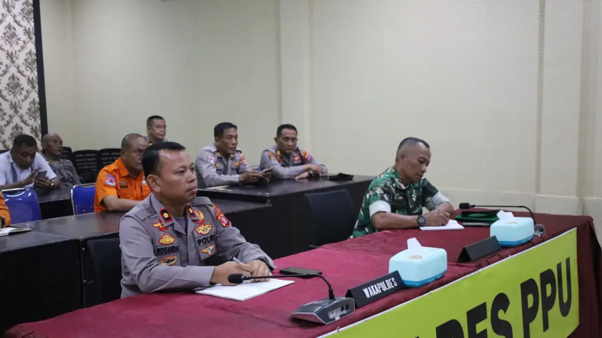 RAKORDA KARHUTLA: Wakapolres PPU, Kompol Roganda (kiri) saat mengikuti Rapat Koordinasi Daerah (Rakorda) Pencegahan dan Penanganan Karhutla serta Antisipasi Dampak El Nino Provinsi Kaltim, Selasa (4/8/2026).(Dok.Humas Polres PPU)