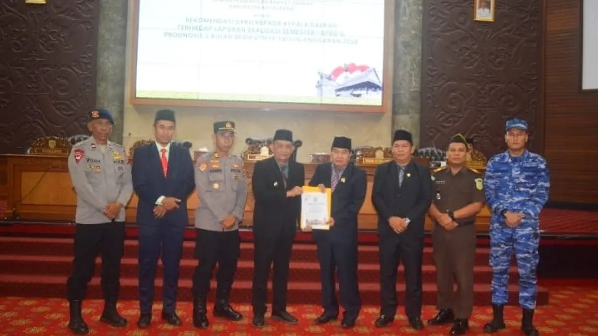 REKOMENDASI: Penyerahan rekomendasi APBD semester I 2026 oleh DPRD ke Pemerintah Kubar. IST/KP