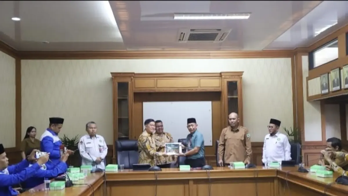 SINERGI: Wakil Bupati Kubar Nanang Adriani (berdiri tiga kanan) secara simbolis menerima penyerahan buku pedoman etika.