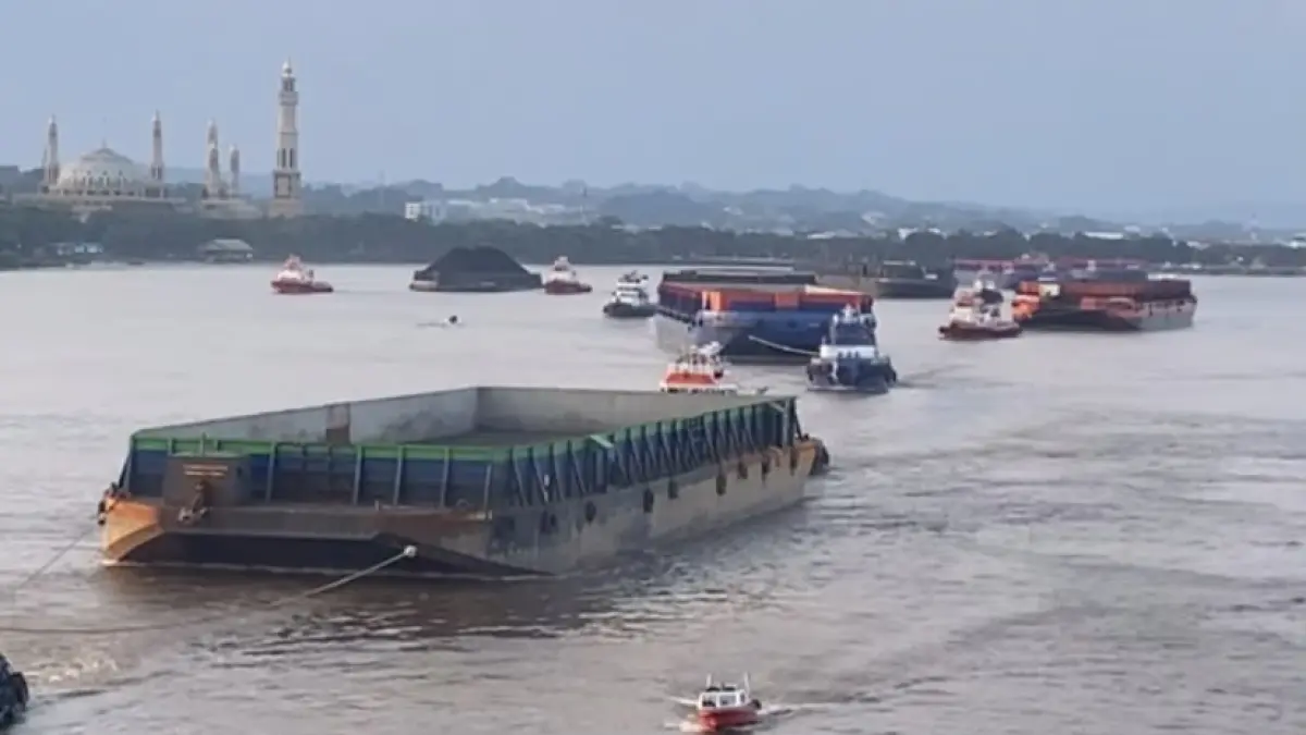 TERTEKAN: Aktivitas pengangkutan batu bara di Sungai Mahakam masih ramai meski gelombang PHK terus menerpa. AINUR/KP