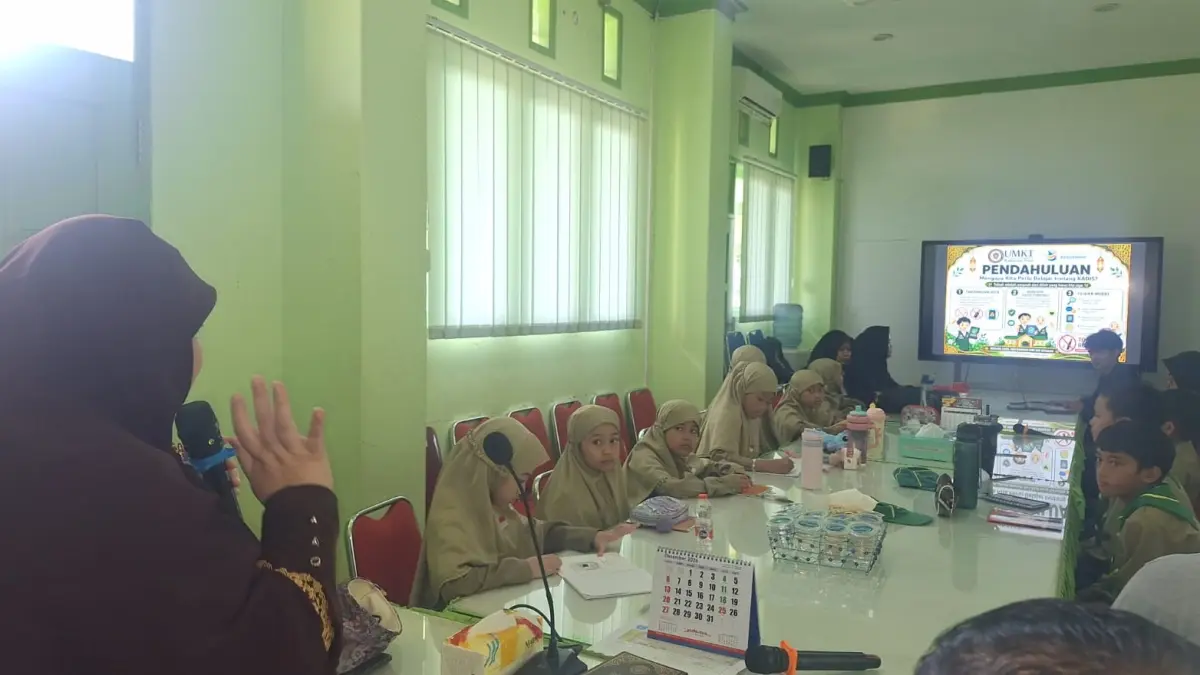 Tim PKM BIMA Universitas Muhammadiyah Kalimantan Timur memberikan edukasi bahaya rokok dan vape kepada siswa SD Muhammadiyah 4 Terpadu Samarinda melalui Pelatihan Kader Digital Islam Sehat (KADIS), Jumat (31/7/2026). (IST)