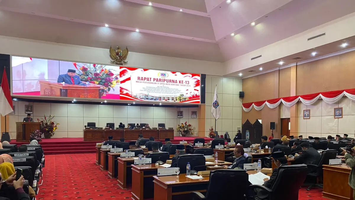 Wakil Wali Kota Bontang Agus Haris menyampaikan proyeksi kondisi fiskal dalam Rapat Paripurna Ke-13 Masa Persidangan III DPRD Bontang terkait penandatanganan nota kesepakatan KUA-PPAS APBD Tahun Anggaran 2027, Selasa (4/8/2026). (ADIEL KUNDHARA/KALTIM POST)
