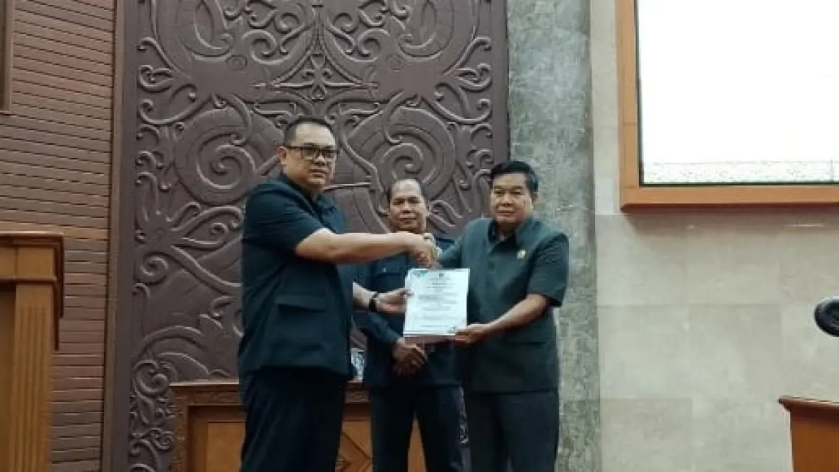 ANGGARAN: Sekda Kubar Erik Victory menyerahkan dokumen nota pengantar perubahan KUA-PPAS APBD 2026.