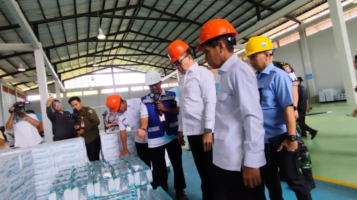 BARU: Andi Harun (tengah) ketika meluncurkan produk AMDK milik Perumda Tirta Kencana Samarinda di kawasan pabrik pengolahan AMDK, Jalan Trikora, Kelurahan Simpang Pasir, Kecamatan Palaran, Rabu (5/8). DENNY SAPUTRA/KP