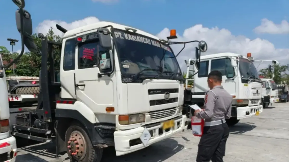 INSPEKSI: Petugas Subdit Kamsel Ditlantas Polda Kaltim melakukan inspeksi kendaraan truk armada angkutan barang.