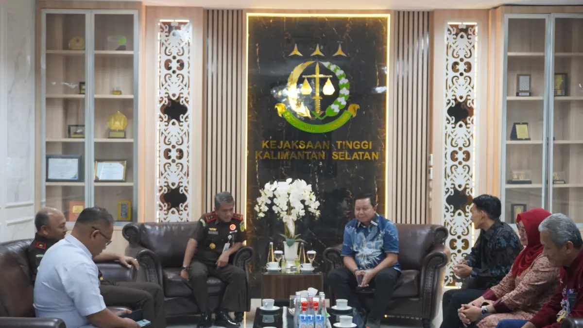&nbsp;

JAGA SINERGITAS: Audiensi manajemen PLN UIP Kalbagtim yang dipimpin GM Dewanto dengan jajaran Kejati Kalimantan Selatan berlangsung di Kantor Kejaksaan Tinggi Kalimantan Selatan, Banjarbaru, Rabu (8/7).