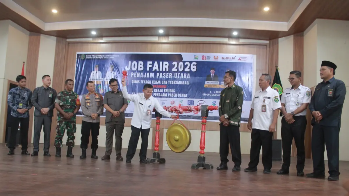 JOB FAIR: Tohar secara resmi membuka kegiatan Job Fair 2026 yang diikuti ratusan pencaker di Gedung Graha Pemuda PPU, Senin (5/8/2026).


