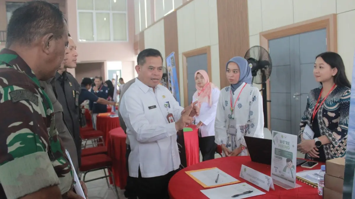 KUNJUNGAN: Tohar mengunjungi stan Rumah Sakit Hermina Nusantara yang terlibat dalam bursa kerja job fair di Gedung Graha Pemuda Penajam, Senin (5/8/2026). (AHMAD MAKI/KALTIMPOST)