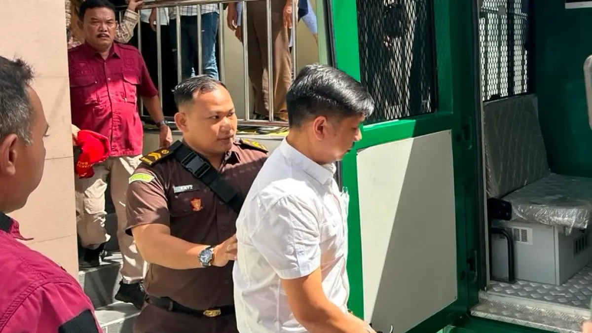 NAIK BANDING: Direktur PT Dharma Putra Karsa, Handy Aliansyah menuju mobil tahanan setelah divonis 4 tahun penjara di PN Balikpapan dalam kasus dugaan penipuan dan pengalihan objek sita pengadilan