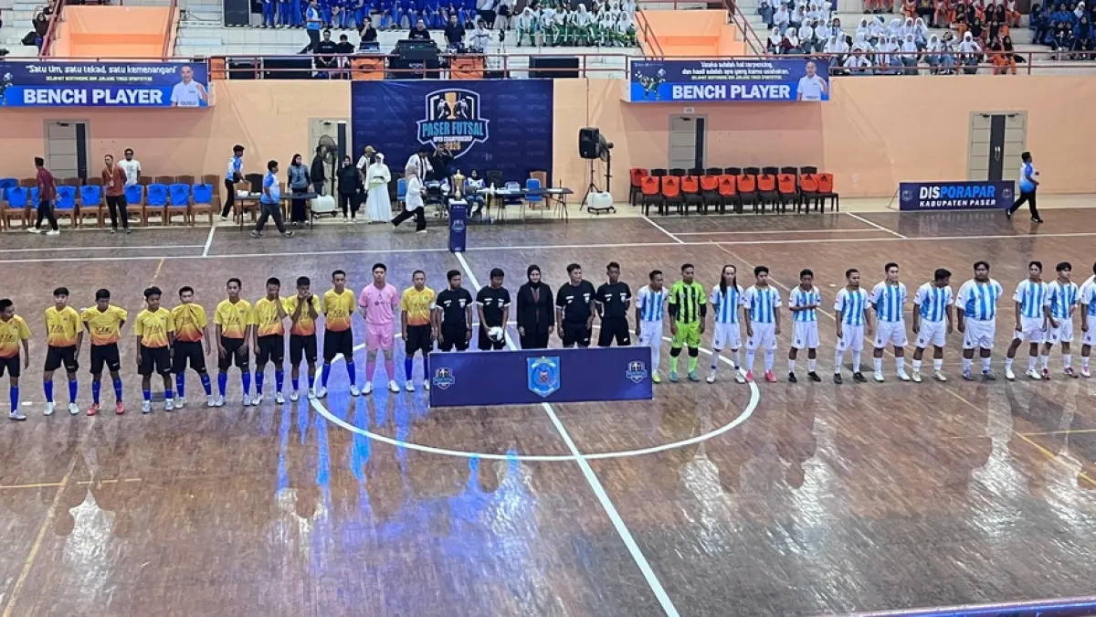 OLAHRAGA: Sejumlah tim dan pemain dari luar Paser meramaikan turnamen Paser Futsal Open Championship 2026 yang resmi dibuka Rabu (5/8/2026). (NAJIB/KP)