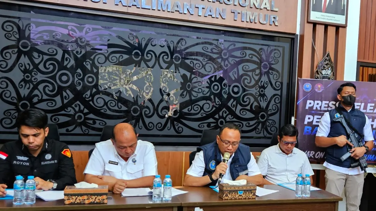 PAPARAN: Kabid Pemberantasan dan Intelijen BNNP Kaltim Kombes Pol Tejo Yuantoro (tengah) memaparkan pengungkapan kasus sabu di Muara Badak saat konferensi pers di BNNP Kaltim, Rabu (5/8). HAFIZ/KP