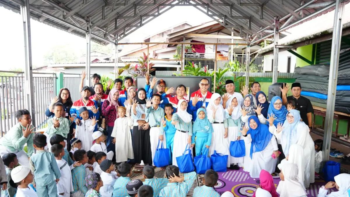 PEDULI: Pertamina Patra Niaga RU V Balikpapan menyalurkan bantuan kepada 35 siswa-siswi kurang mampu dan 15 janda dhuafa, di SDN 021 Balikpapan Tengah.