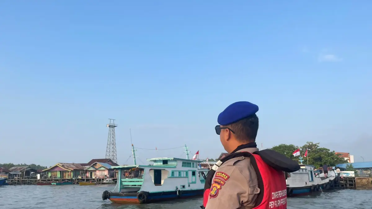 PENGAMANAN: Personel Satpolairud Polres PPU tampak memperketat pengamanan aktivitas Pelabuhan Speedboat Penajam.(Dok.Humas Polres PPU)