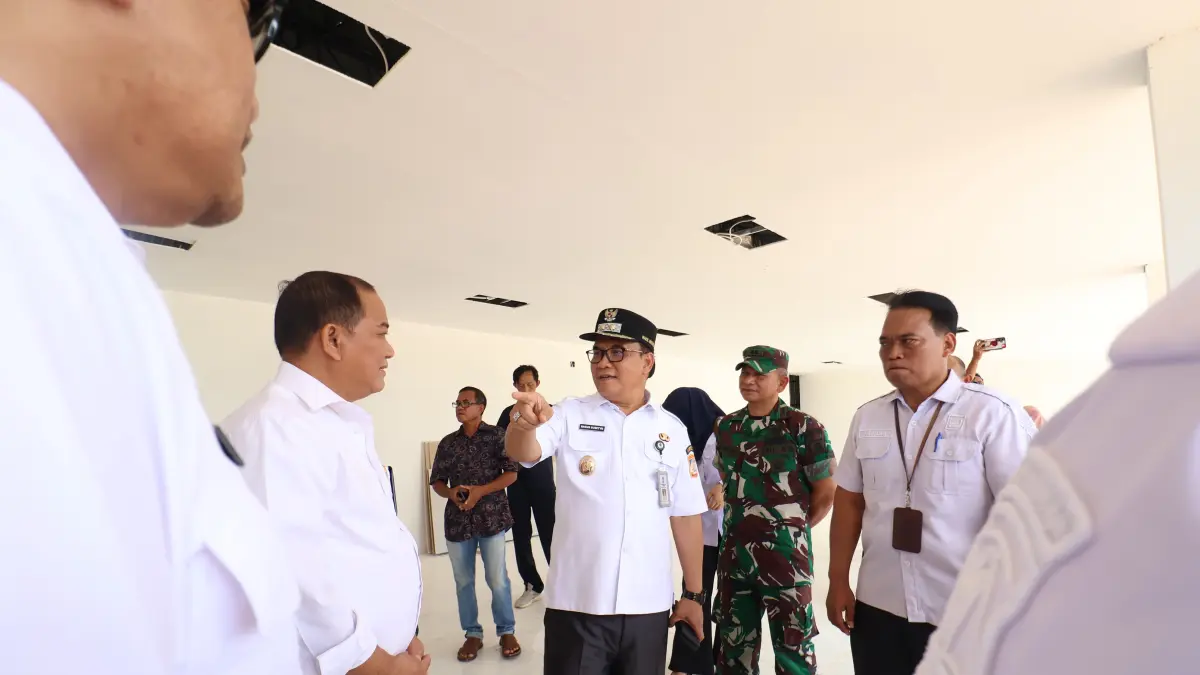 TINJAU PROGRES KKMP: Wakil Wali Kota Balikpapan Bagus Susetyo meninjau progres pembangunan Koperasi Kelurahan Merah Putih (KKMP) di Balikpapan, Rabu (5/8/2026). Pemkot Balikpapan menargetkan sebanyak 22 outlet KKMP dapat beroperasi dalam tiga bulan ke depan guna memperkuat perekonomian warga.