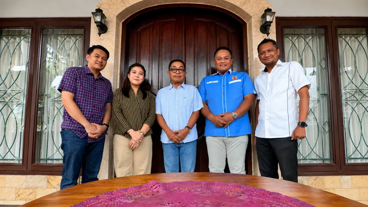 Rombongan KONI Kaltim yang dipimpin Anderiy Syachrum mengunjungi Rusdiansyah Aras, Rabu (5/8). 