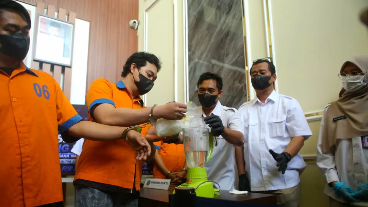 SABU SATU KILOGRAM: Dua tersangka didampingi petugas BNNP Kaltim memusnahkan barang bukti sabu seberat 993,78 gram di Kantor BNNP Kaltim, Samarinda, Rabu (5/8/2026).  (RAMA/KALTIM POST)