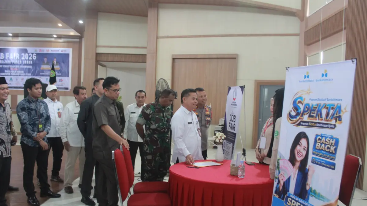 Sekkab PPU Tohar mengunjungi stan-stan yang terlibat dalam Job Fair 2026.