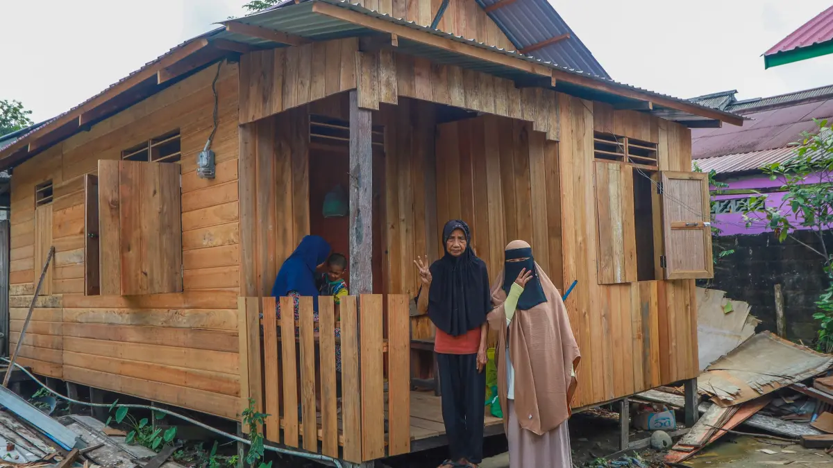 SELESAI DIBEDAH: Arbainah (69) bersama putrinya Santi saat menunjukkan kondisi rumahnya di Kelurahan Teritip, Kecamatan Balikpapan Timur, yang telah selesai dibedah melalui program Bantuan Stimulan Perumahan Swadaya (BSPS) Kementerian PKP, Rabu (5/8/2026).