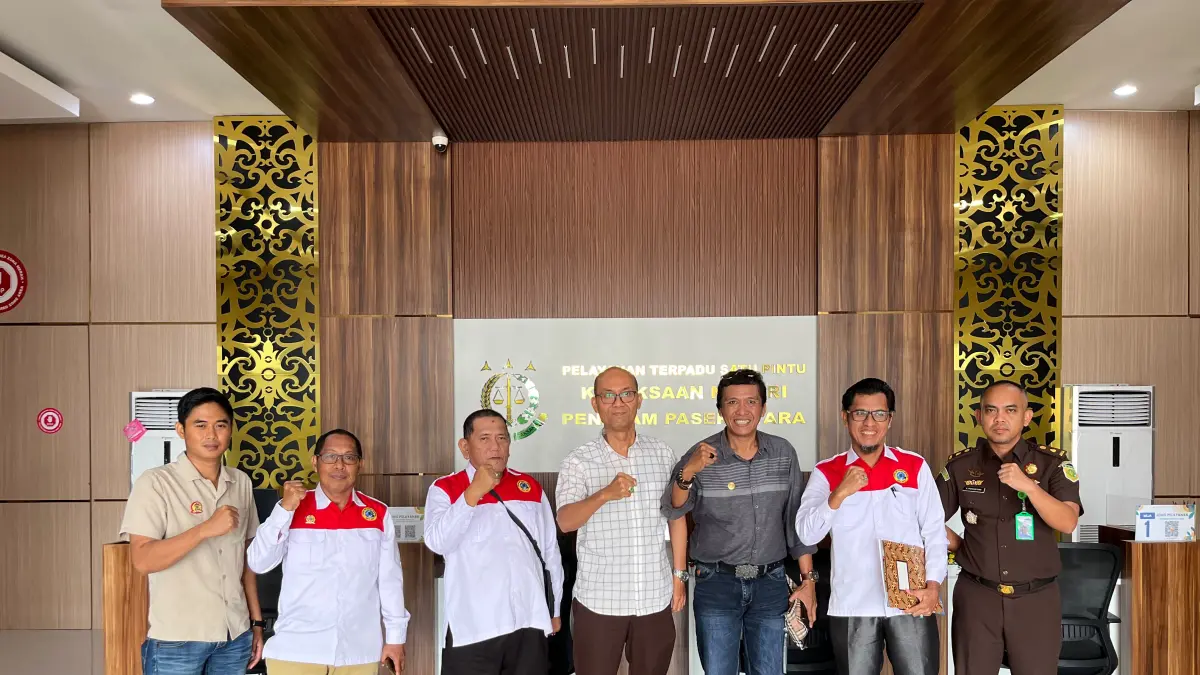SINERGI: DPC LAKI dan Kejari PPU bersinergi perkuat pengawasan APBD dan cegah korupsi pada proyek strategis daerah. Tampak Kajari PPU, Harwanto (tengah) dan Ketua DPC LAKI PPU, Andi Nurhakim (tiga kanan) usai diskusi.(IST)