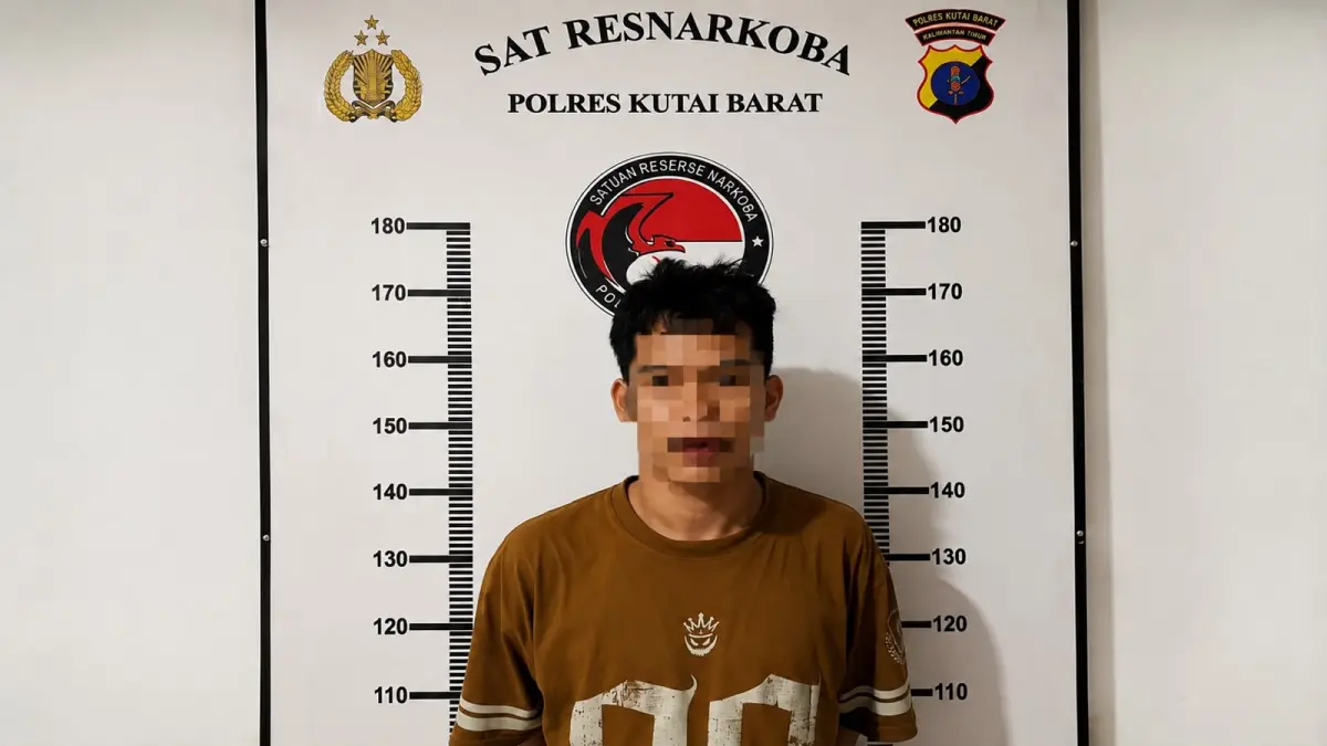 Tersangka berinisial S alias J diamankan Satresnarkoba Polres Kutai Barat usai diduga terlibat peredaran sabu di Kecamatan Long Iram. 