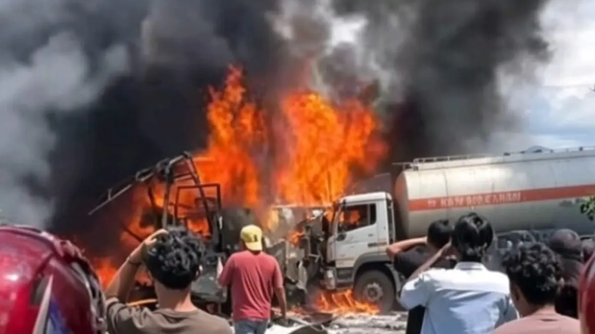 TRAGEDI MAUT: Kecelakaan Bus ALS dan truk tangki BBM PT SBP di Kabupaten Musi Rawas Utara (Muratara), Sumatera Selatan, mengakibatkan kedua kendaraan tersebut terbakar hebat dan menelan 19 korban jiwa, Rabu (6/5/2026). (waspadaaceh.com) 