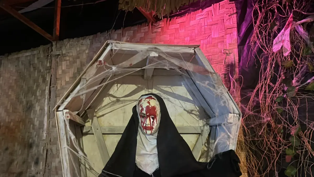 UJI NYALIMU DI SINI: Rumah Hantu Nusantara menghadirkan pengalaman uji nyali bagi masyarakat Balikpapan melalui dua wahana horor di BOS Mall Balikpapan, 6 Agustus hingga 6 September. (Foto: M Taufik)