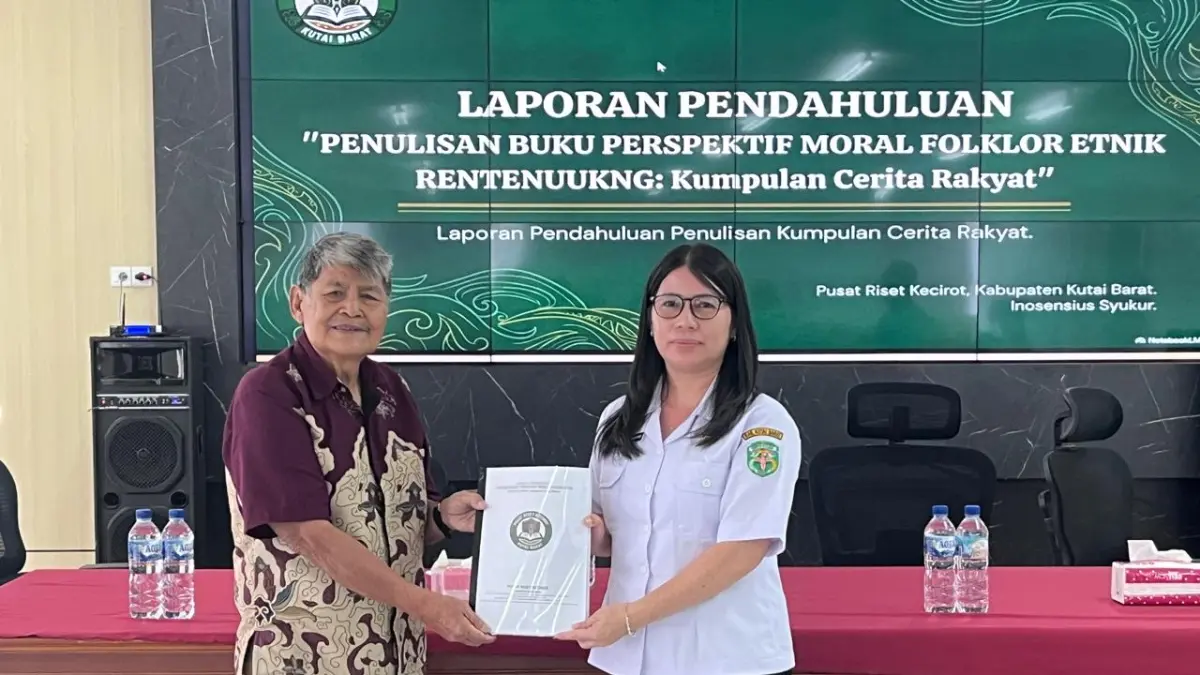 WARISAN BUDAYA: Ketua Lembaga Riset Kecirot Inosensius Syukur (kiri) menyerahkan dokumen laporan pendahuluan kepada perwakilan Disdikbud Kutai Barat di Aula Disdikbud Kubar, Sendawar, Rabu (5/8/2026).