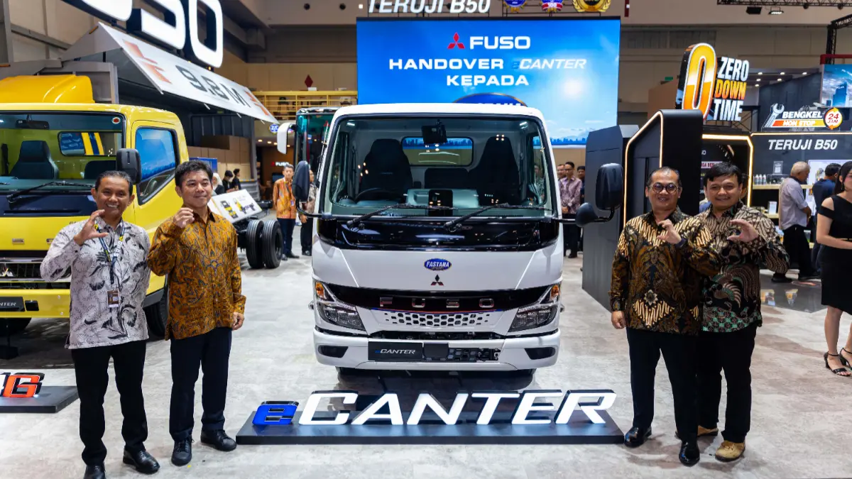 Sales and Marketing Director PT KTB, Aji Jaya (kiri), Fuso eCanter dibekali baterai 83 kWh dan teknologi eAxle yang didukung layanan purna jual berteknologi canggih serta fasilitas EV Mobile Charger untuk menjamin kelancaran operasional konsumen. (Foto: Istimewa)