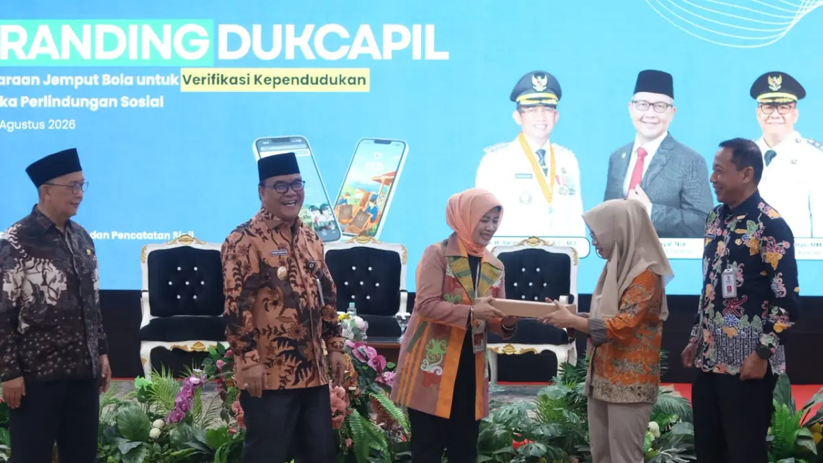 ADIMINISTRASI: Direktur Bina Aparatur Dukcapil Kemendagri Erliani Budi Lestari (kiri) menyerahkan 8.000 blanko KTP-el secara simbolis kepada Disdukcapil Balikpapan saat acara Rebranding Dukcapil di Balai Kota Balikpapan, Kamis (6/8/2026). (ANGGI PRADITHA/KP)