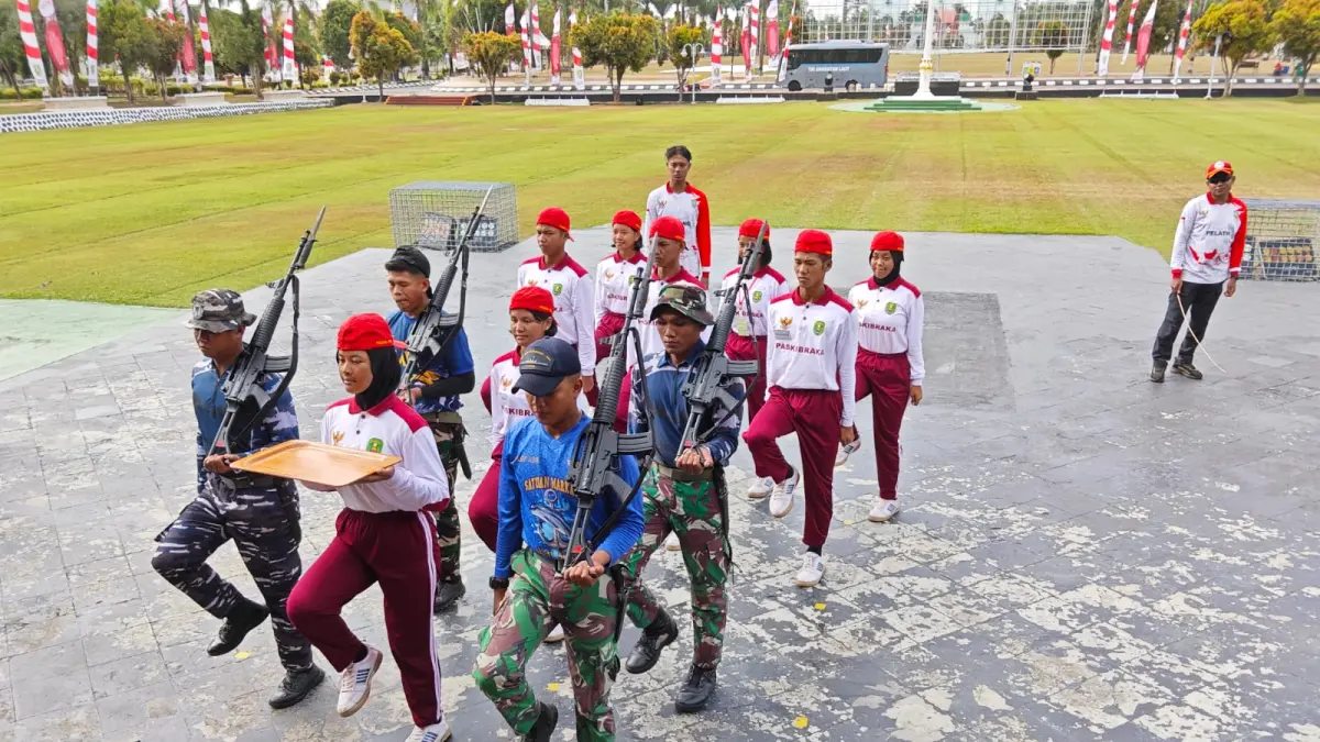 Anggota Paskibraka Kutai Timur mengikuti latihan di lapangan Kantor Bupati Kutai Timur, Kamis (6/8), sebagai persiapan pelaksanaan upacara peringatan HUT ke-81 Kemerdekaan RI. (Jufriadi/KP)