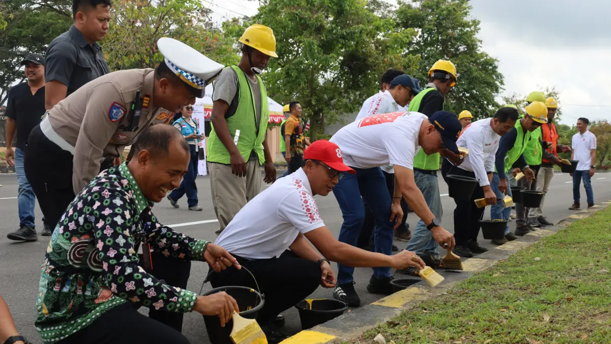 CAT KERB: BBPJN Kaltim bersama Pemkab PPU, TNI, Polri serentak mengecat kerb jalan trans Kaltim-Kalsel.(Dok.Humas Polres PPU)