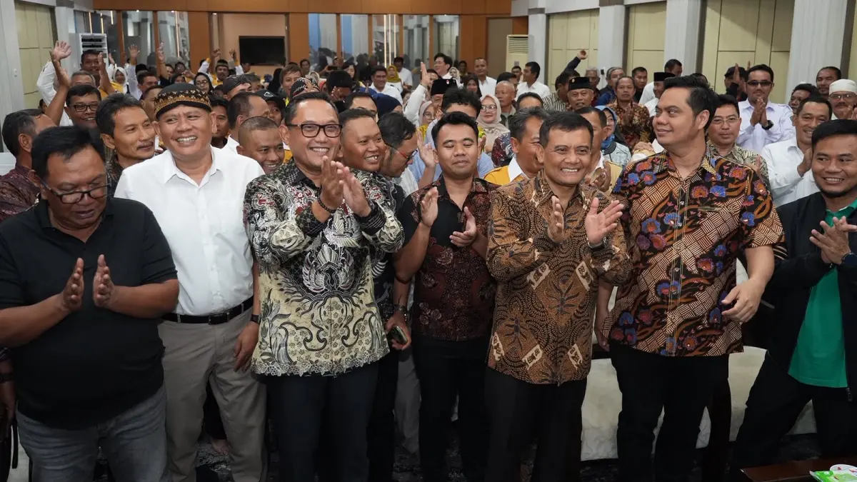 HANGAT: Gubernur Jateng Komjen Pol (Purn) Ahmad Luthfi (ketiga kanan) dan Wagub Kaltim Seno Aji (ketiga kiri) guyub bersama warga perantauan asal Jateng di Rumah Jabatan Wakil Gubernur Kaltim, Rabu (5/8).