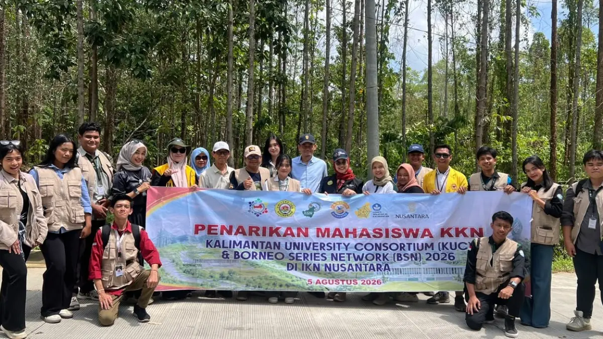Isradi Zainal bersama mahasiswa KUC–BSN setelah penanaman pohon di kawasan IKN, Rabu (5/8). (FOTO NURON SETYA WIJAYA/KP)