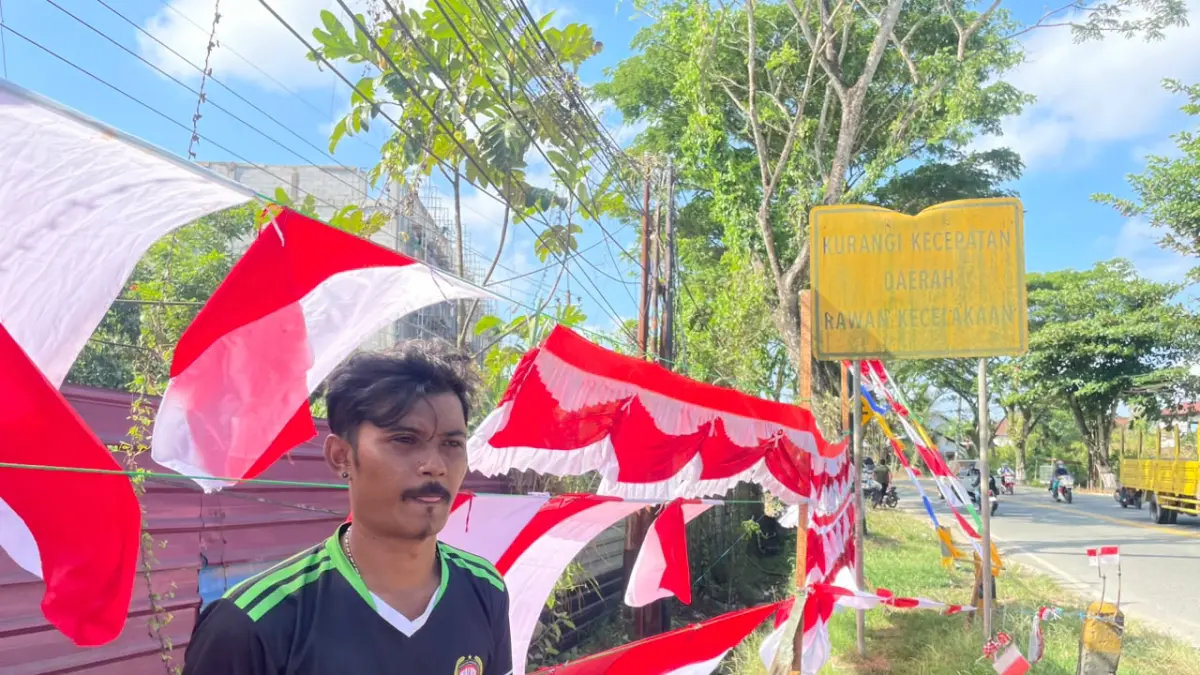 &nbsp;

LESU: Datang jauh-jauh dari Garut untuk berdagang atribut HUT ke-81 Kemerdekaan RI, Nuriyadin yang membuka lapak di Jalan Soekarno-Hatta KM 7 harus menerima kenyataan sepinya pembeli tahun ini.