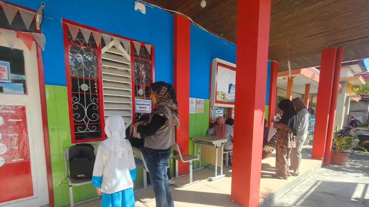 MASIH BERI PELAYANAN: Petugas membagikan menu Makan Bergizi Gratis (MBG) kepada para siswa di SDN 012 Bontang Selatan, Kamis (6/8/2026). (ADIEL KUNDHARA / KALTIM POST)